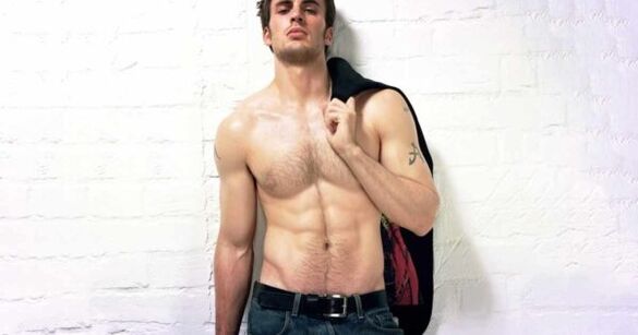 брутални човек са увећаним пенисом