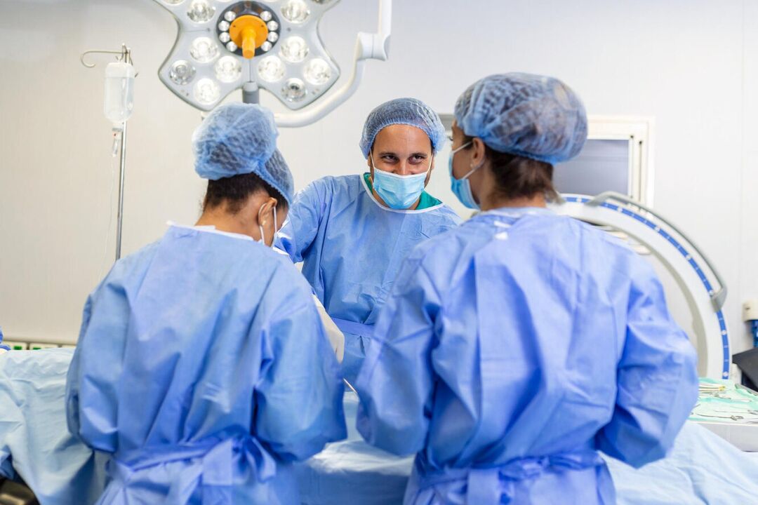Пластични хирурзи обављају операцију за повећање пениса мушкарца